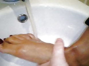 Slutty woman friend foot wash - Lavaggio piedino amica troia