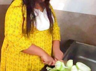 Suddenly i Fucked my mother in law while she was cutting curry in the kitchen - Desi Rough Sex