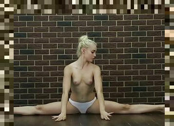 Hot teen babe does gymnastics naked dora tornaszkova