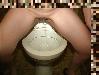 Asian pissing video in the bathroom