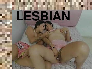 Hermanastras lesbianas se ponen cachondas al observar un video lesbico -porno en español