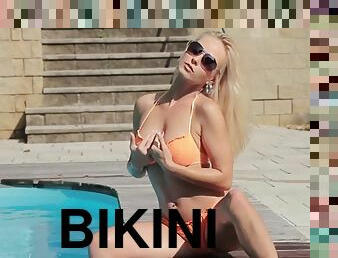 blondynka, basen, solo, bikini, dręczenie