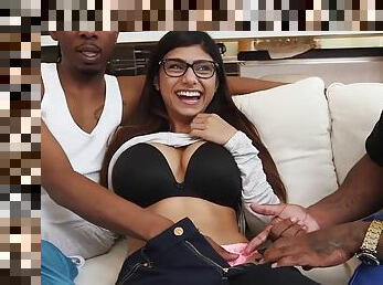 Big tits of arab bitch get exposed