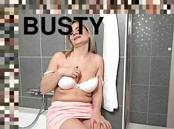 bagno, tettone, masturbarsi, mammine-mature, mamme, bionde, tettone-busty, doccia, provocatorie