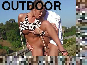 Blonde gets pleased in outdoor