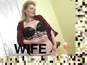 Mom and housewife mirka feeding her hungry pussy