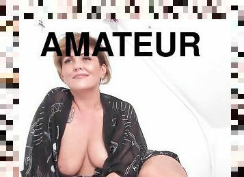 Amateur cougar babe masturbation on webcam show