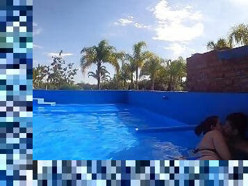 Pareja caliente en la piscina - culona chupa pija hasta recibir una acabada en la boca