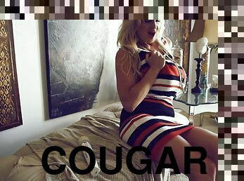 Irresistible cougar blonde plays with her new electric dildo
