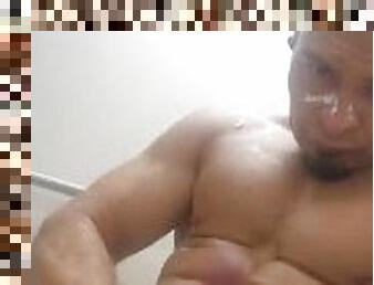 Bodybuilder jerking off in public restroom pt. 1