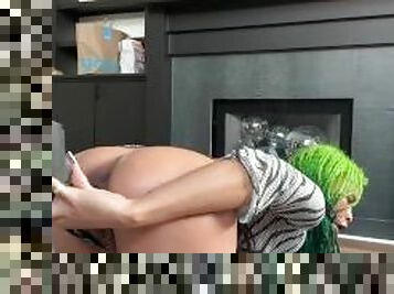 Green hair slut Wetkittycity drills her pussy with a TOY gun