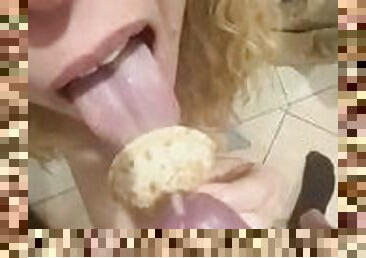 amatoriale italiano prende lo sperma su un biscotto e poi lo mangia italian amateur