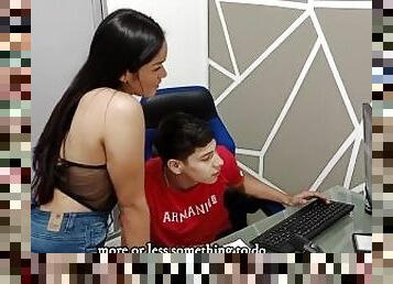 El jefe cachondo prueba a la linda samantha a cambio de darle trabajo-porno en español