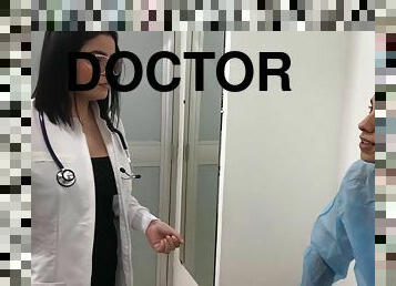 Doctora De Enorme Culo Ayuda A Su Paciente Con Su Problema De Ereccion - En Espanol