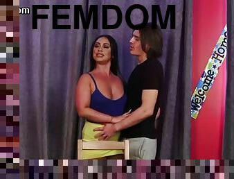 Curvy CFNM femdoms blowing subject in erotic threesome