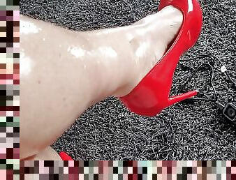 Being misS A and playing whit my legs in red heels