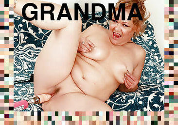 A Fucking Machine Makes Horny Grandma Kelly Leigh Climax