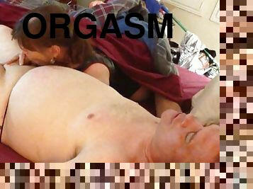 mormor, bröstvårtor, orgasm, amatör, avsugning, gamling, par, bbw, bil, underkläder