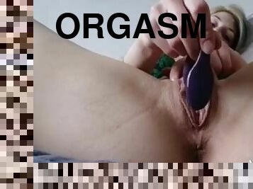 1 girl- 3 vibrators, crying orgasm