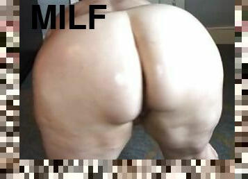 Thick Ass Milf Oiling Her Big Ass Up!