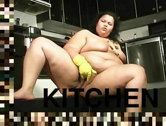 BBW fat ass masterbates in the kitchen