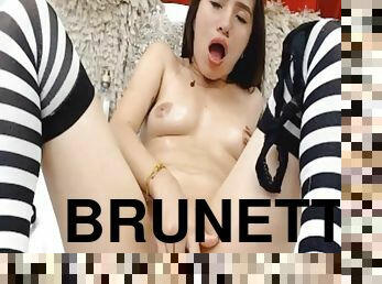Sexy Brunette Fucks Her Honeycomb on Cam