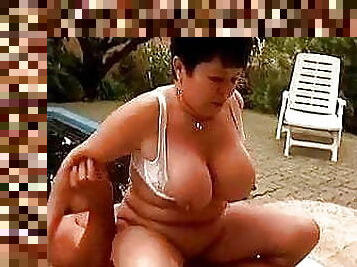 malaking-suso, utong, sa-labas, matanda, lola-granny, milf, taga-europa, euro, natural, malaking-suso-busty