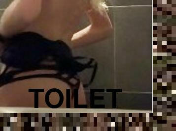 Suedoise Striptease et Baise dans les toilettes Public d'un Centre Commercial