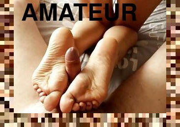 amateur, ejaculation-sur-le-corps, branlette, pieds, point-de-vue, ejaculation, italien, fétiche, branlette-avec-les-pieds, orteils