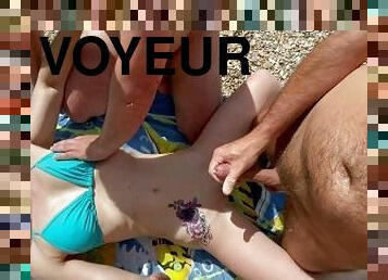 exhib a la plage avec deux voyeurs curieux qui me sperme