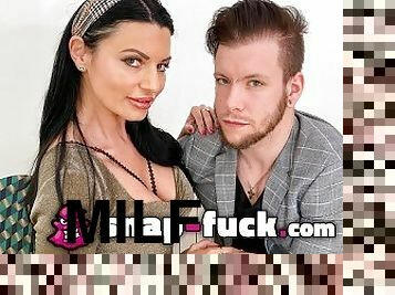 Fuckboy convinces MILF from France to fuck: ANIA KINSKI - SNAP-FUCK