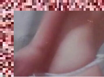 Linda flaca se desnuda a la cámara y da sentones a dildo enorme, video completo onlyfans @rexi_landa