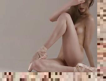 Elegant ballerina ksyuha zavituha exposes her nude flexy body