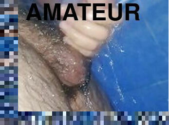 Hombre masturbandose en la ducha con verga grande