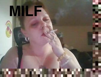 veľké-prsia, amatérske, zlatíčka, milfka, mamka, matka, prsia, fetišistické, sólo, fajčenie-smoking