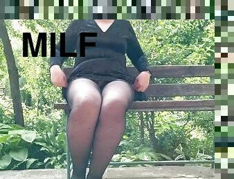 röv, masturbation, utomhus, strumpbyxor, pissande, publik, amatör, milf, mamma, bbw