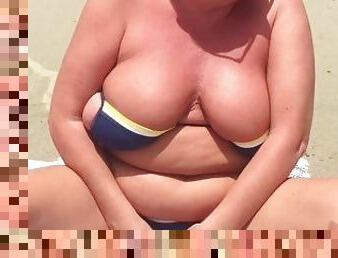 gros-nichons, masturbation, en-plein-air, amateur, mature, milf, jouet, maman, plage, britannique