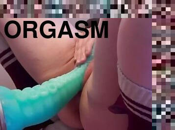 I love feeling a big dildo sliding in and out of my pregnant pussy