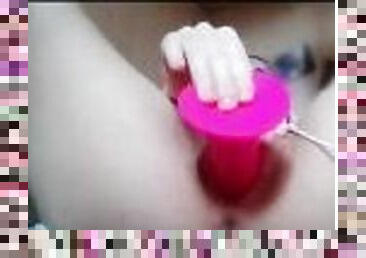 Gioco con il mio giocattolo preferito ?????? un dildo rosa nella figa?????? anche il mio culo è eccitato