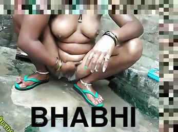 Today Exclusive- Desi Village Bhabhi Outdoor Bathing Record For Lover