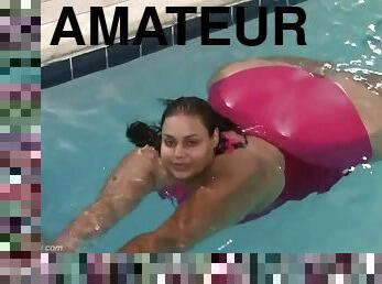 Amateur black bitch swimming in the pool and posing