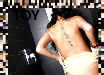 Joslyn James gets aroused in the shower