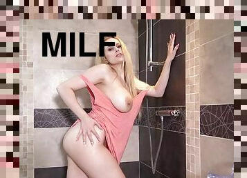 Hot buxom MILF amazing solo masturbation