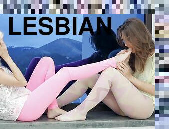 на-свіжому-повітрі, лесбіянка-lesbian, підліток, перший-раз, молода-18, блондинка, еротична, маленькі-цицьки