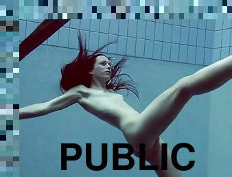 Underwater babe Liza Rachinska swims naked