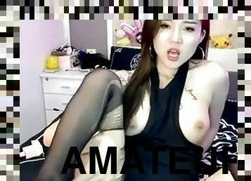 Amateur girl masturbates big dildo on webcam