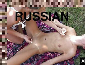 en-plein-air, public, chatte-pussy, russe, lesbienne, ados, petite, brunette, petits-seins