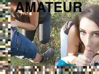 chloé et sa copine suce deux mecs rencontrés sur l instant