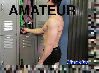 Gaysex muscular athlete masturbates in the gym