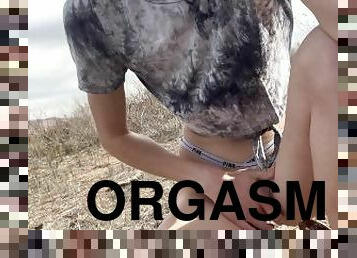 paroasa, masturbare-masturbation, orgasm, in-afara, public, pasarica, amatori, cu-degetelul, roscata, micuta